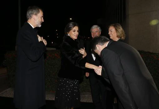 El director de ABC, Bieito Rubido, saluda a la Reina Letizia