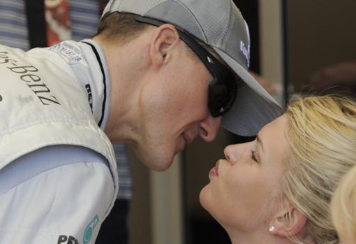 Michael Schumacher besa a su mujer