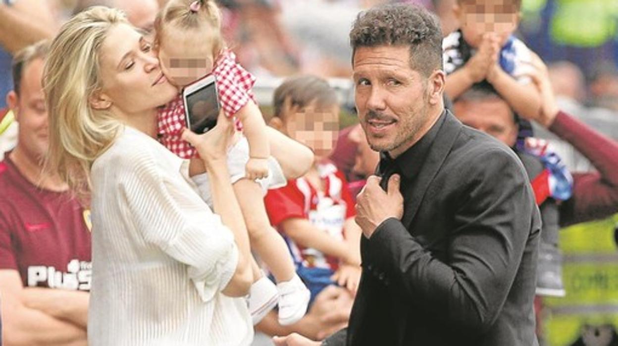 Cholo Simeone y Carla Pereyra junto a su hija Francesca