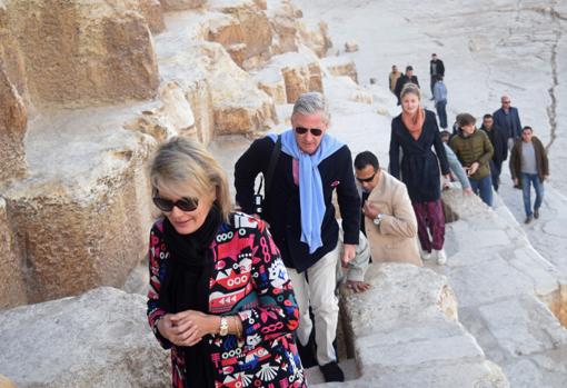 La Reina Matilde, seguida del Rey Felipe y la Princesa Isabel