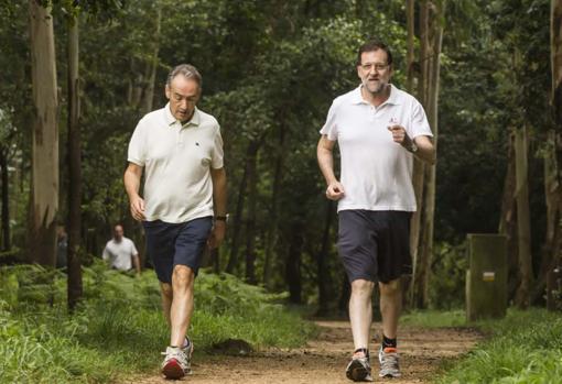 Mariano Rajoy José Benito Suárez Costa, caminando en Ribadumia (Pontevedra), en 2014