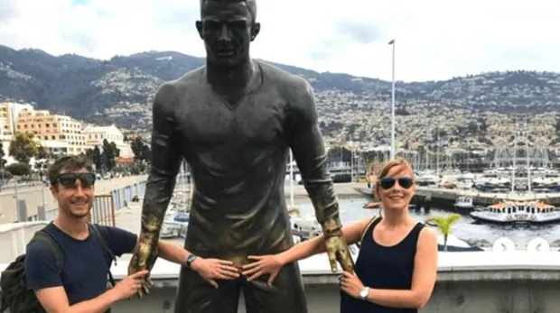 La extraña costumbre de fotografiarse tocando los genitales de Cristiano Ronaldo en Funchal