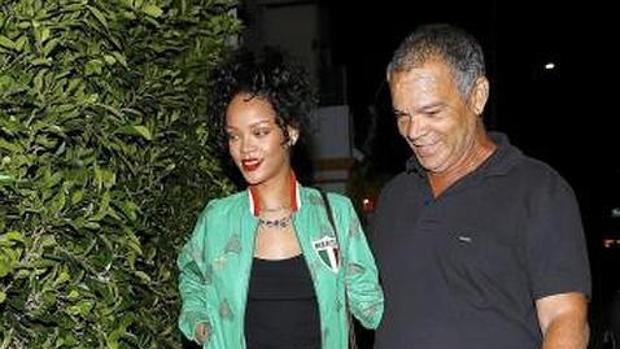 Rihanna demanda a su padre por usar su nombre para hacer negocios