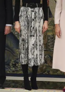 La perfecta falda de rebajas de la Reina Letizia que solo cuesta 13 euros