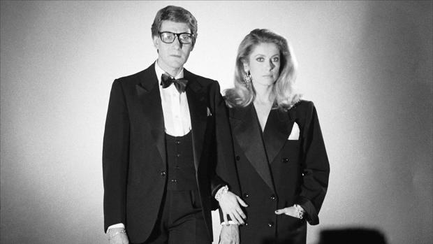 Catherine Deneuve subasta sus Yves Saint Laurent