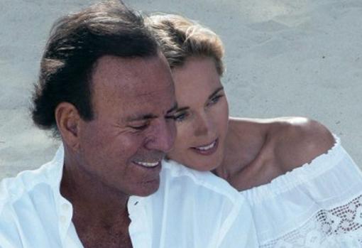 Julio Iglesias y su mujer