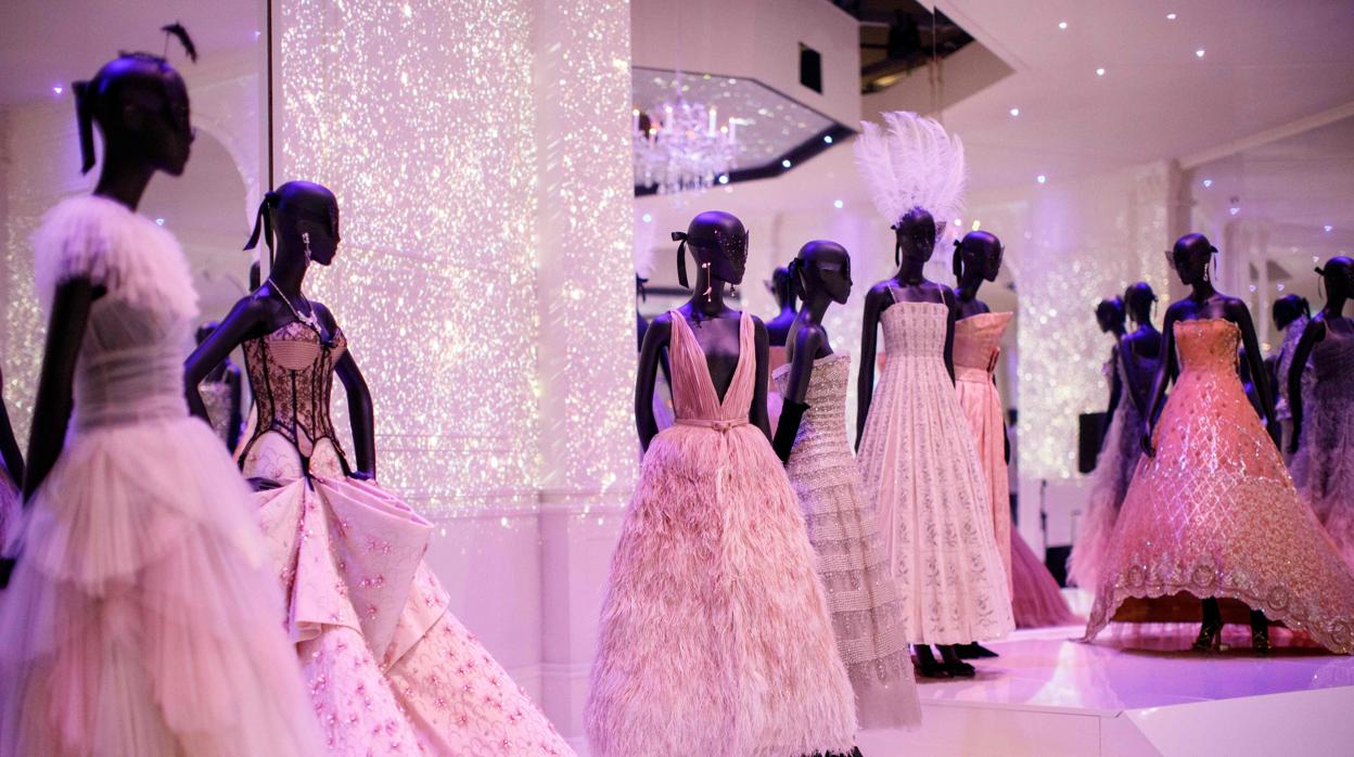 Algunos vestidos de la exhibición «Dior: Diseñador de Sueños»