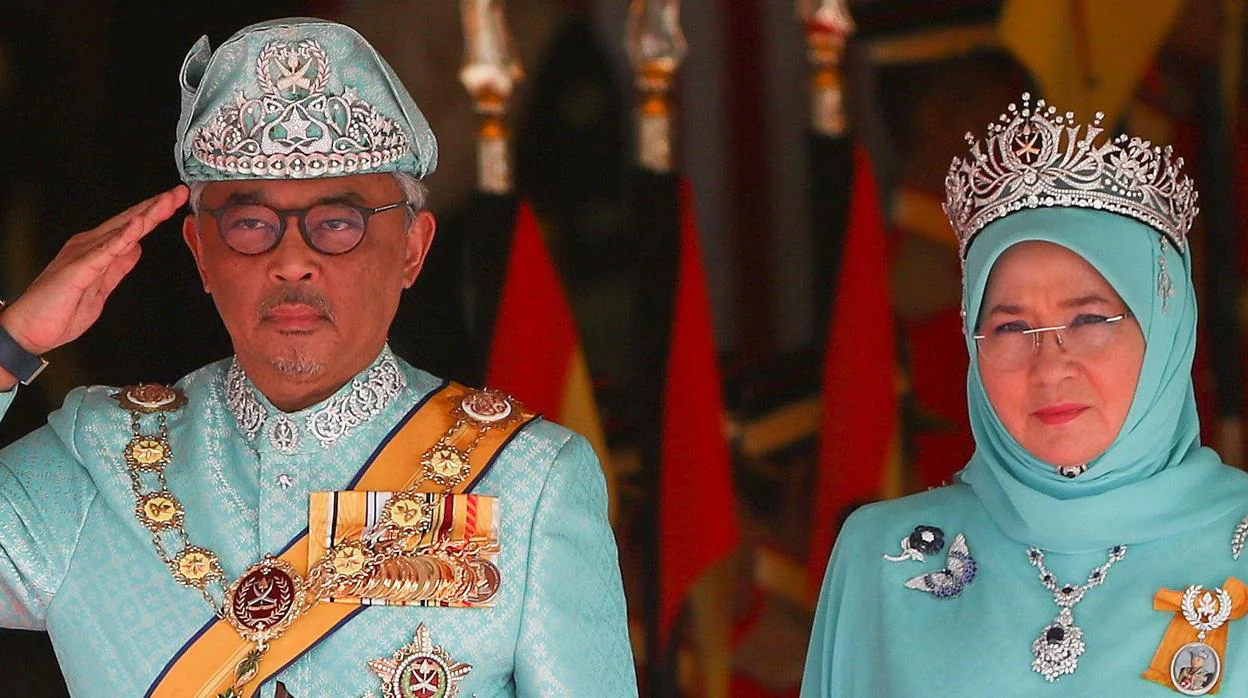 El nuevo Rey de Malasia, Sultán Abdulá Sultán Ahmad Shah, junto a su esposa, la Reina Tunku Hajah Azizah Aminah Maimunah