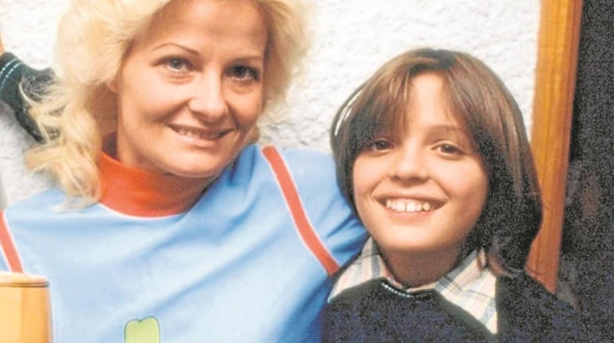 Marcela Basteri con su hijo, Luis Miguel, a principios de los años 70