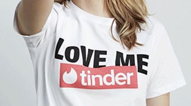 La colección de Stradivarius con mensajes irónicos sobre Tinder