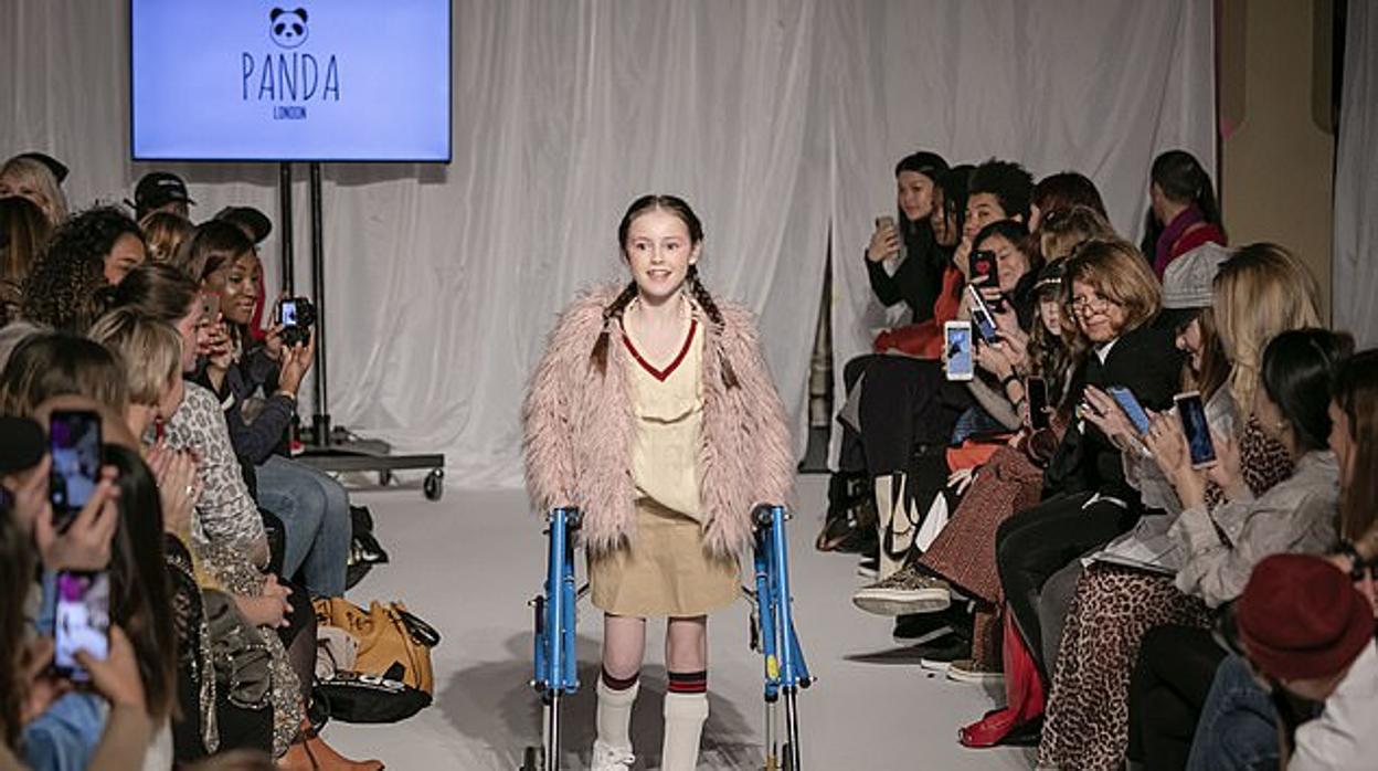Una niña con parálisis desfila en la Semana de la Moda de Londres un año después de caminar por primera vez