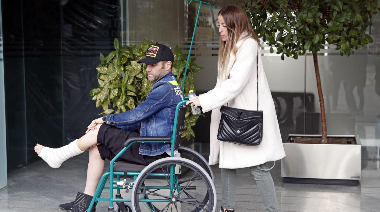 Fonsi Nieto y Marta Castro saliendo del Hospital Nisa en Madrid