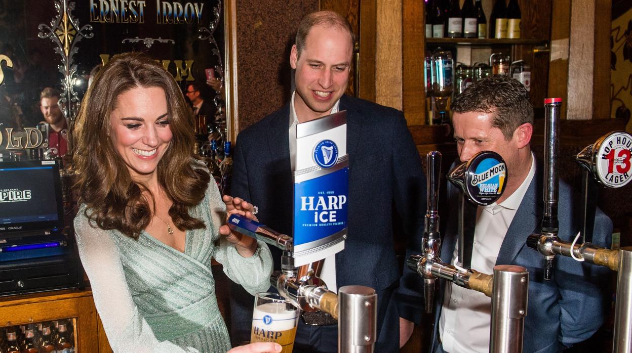 Catalina de Cambridge muestra su habilidad tirando cervezas