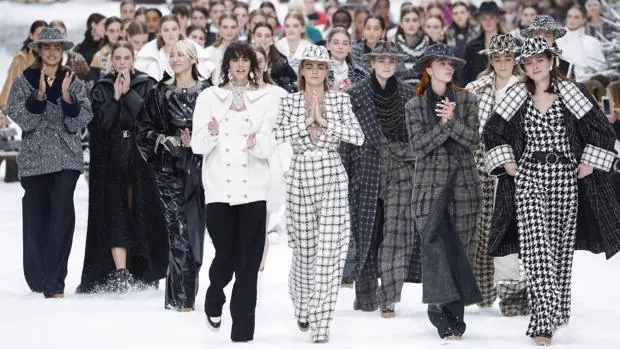 Chanel despide la era Lagerfeld con un emotivo desfile