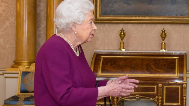 Los moratones en la mano de la Reina Isabel II, motivo de preocupación entre los británicos