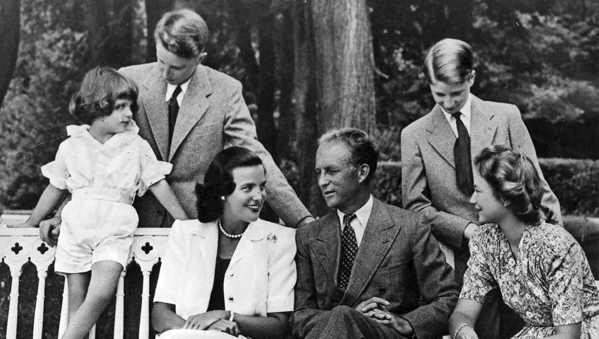 La Princesa Lilian y el Rey Leopoldo III (centro) en 1945, rodeados de cuatro de los seis hijos del monarca belga. De izquierda a derecha, Alberto, Balduino, Alejandro y Josefina-Carlota