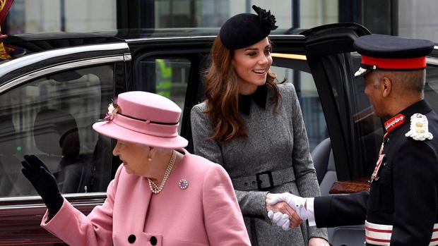 Catalina de Cambridge, «a solas» por primera vez con la Reina Isabel II