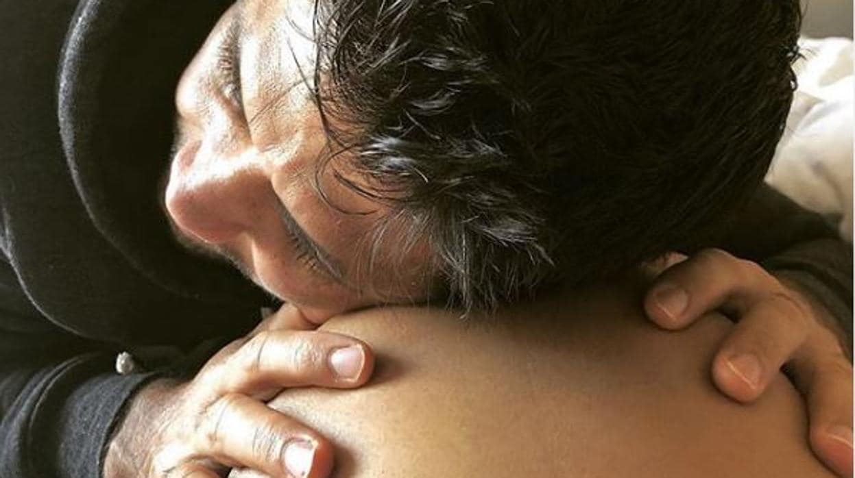 Fernando Verdasco abraza la tripa de embarazada de su mujer, Ana Boyer