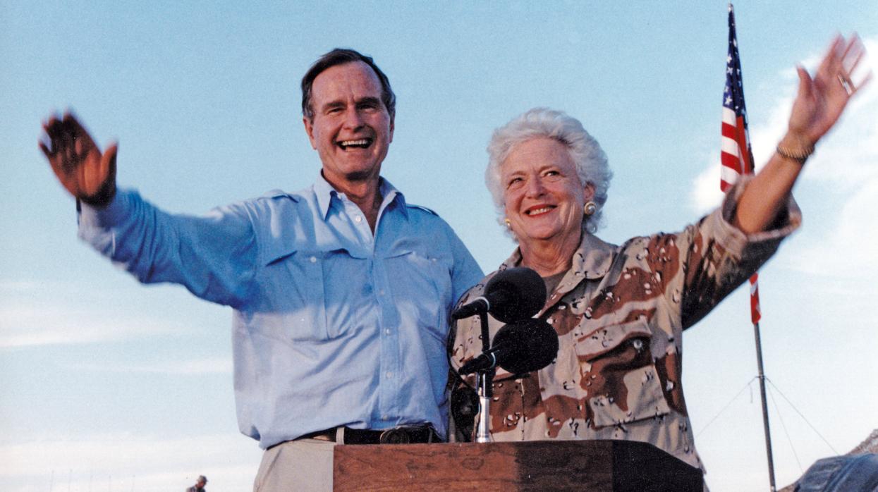 El presidente de EE.UU. George H. W. Bush y su esposa en enero de 1990, en Arabia Saudí