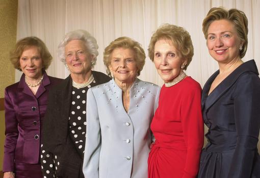 De izq. a der., Rosalynn Carter, Barbara Bush, Betty Ford, Nancy Reagan yHillary Rodham Clinton