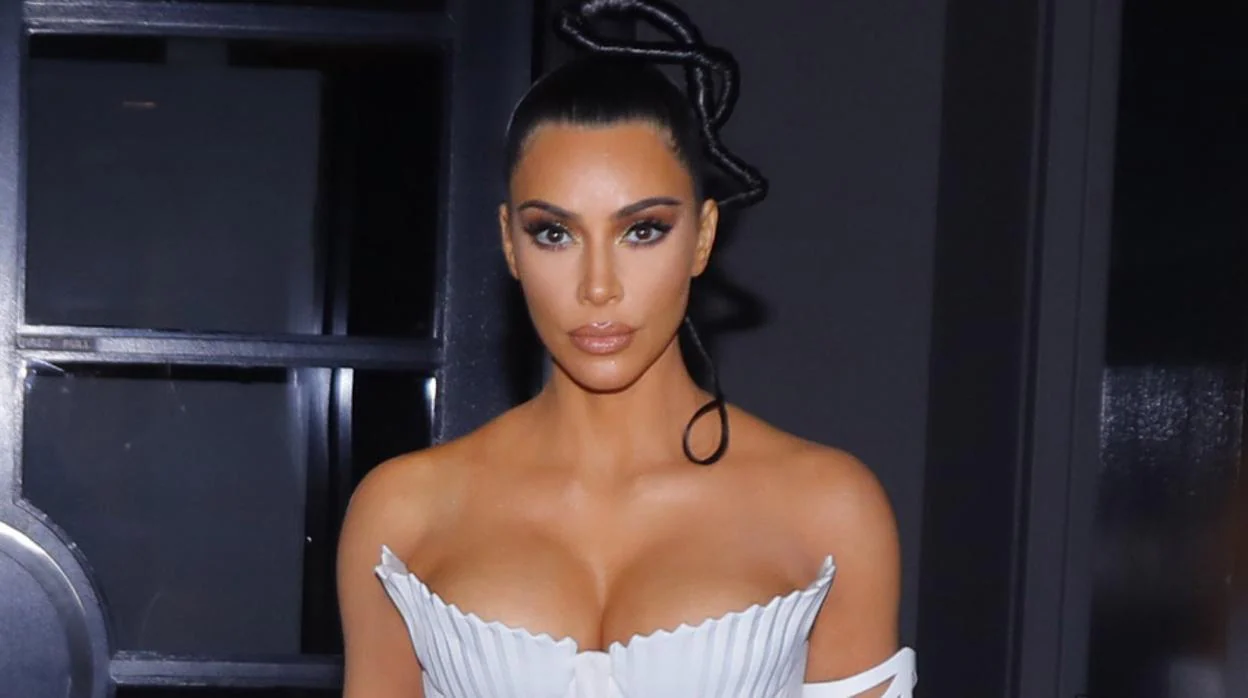 El posado imposible de Kim Kardashian en bañador «incendia» las redes