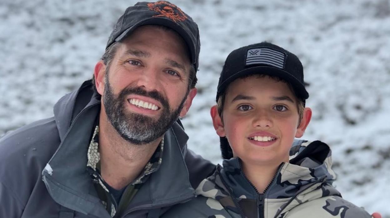 Donald Trump Jr, junto a su hijo, en Soria