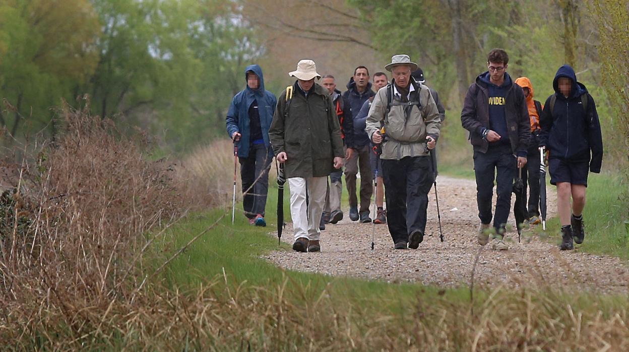 El Rey Felipe en el Canal de Castilla, este jueves, junto a sus hijos y amigos