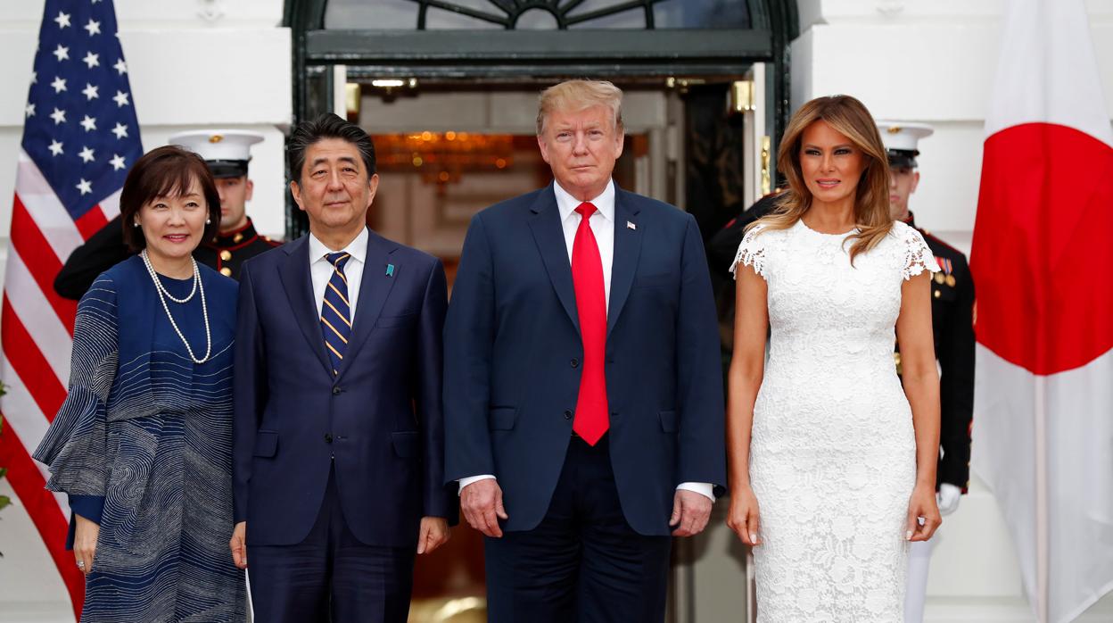 Donald y Melania Trump con el primer ministro de Japón, Shinzo Abe, y su esposa Akie