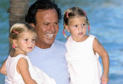 Iglesias, con sus gemelas en Punta Cana cuando tenían poco más de dos años