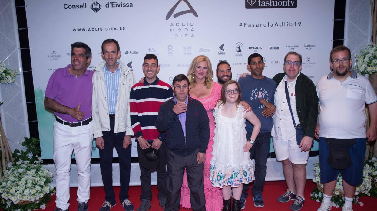 Marta Díaz, en el centro de la imagen, junto con algunos de los protagonistas de «Campeones»