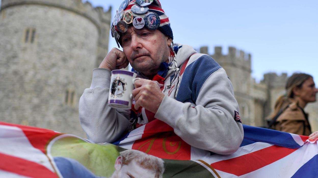 Un fan de los Duques de Sussex aguarda la llegada del bebé en Windsor