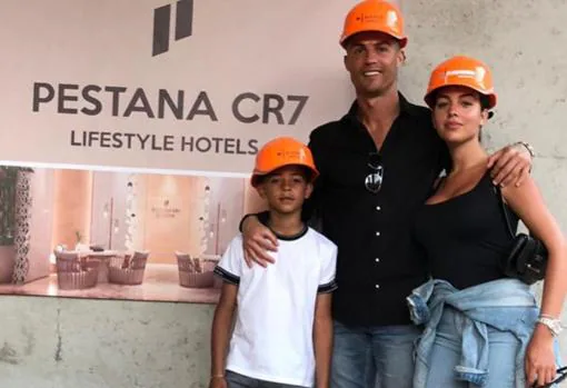 Cristiano Ronaldo junto a su pareja y su hijo