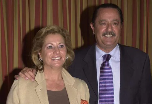 Julián Muñoz, alcalde de Marbella, posa junto a su esposa en 2003, Mayte Zaldívar,