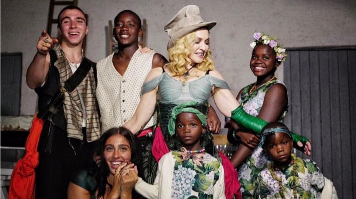 Madonna con sus seis hijos