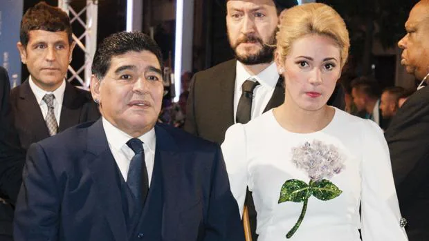 Rocío Oliva lleva a la Justicia a Maradona y exige una compensación
