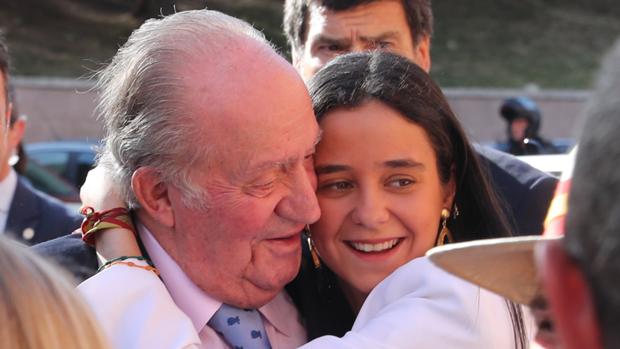 Don Juan Carlos y Victoria Federica protagonizan un emotivo encuentro en las Ventas