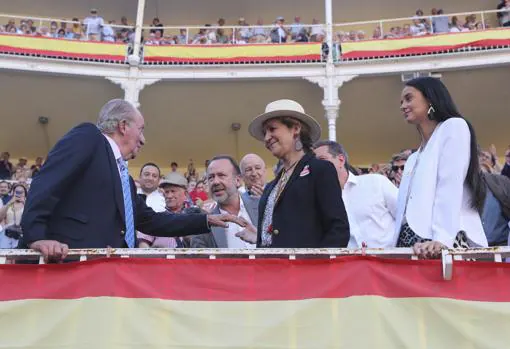 Don Juan Carlos, la Infanta Elena y Victoria Federica en las Ventas
