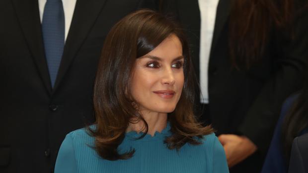 El estilismo «low cost» de la Reina Letizia, un guiño a Amancio Ortega