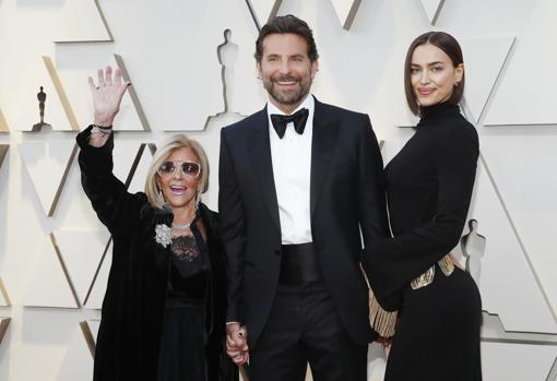 Bradley Cooper y su madre, Gloria Campano, con Irina Shayk