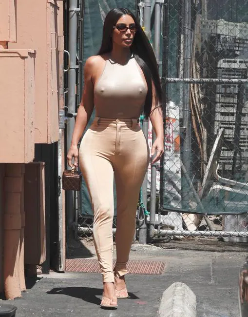 sutil Creo que estoy enfermo hacha Kim Kardashian desafía la censura con un estilismo sin ropa interior