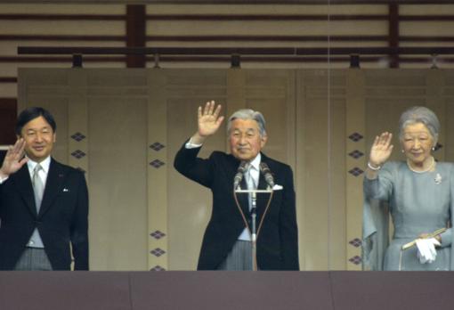 Naruhito junto a su padre, Akihito, y su madre, Michiko