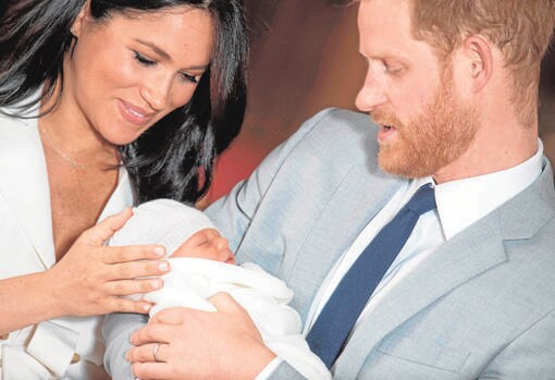 Meghan Markle y el Príncipe Harry junto a su primer hijo
