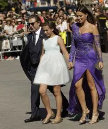 Lorena Gómez, en la boda con un espectacular vestido morado