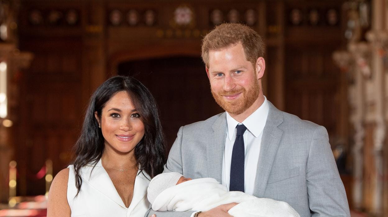 Meghan Markle y el Príncipe Harry con su hijo Archie, días después de su nacimiento.