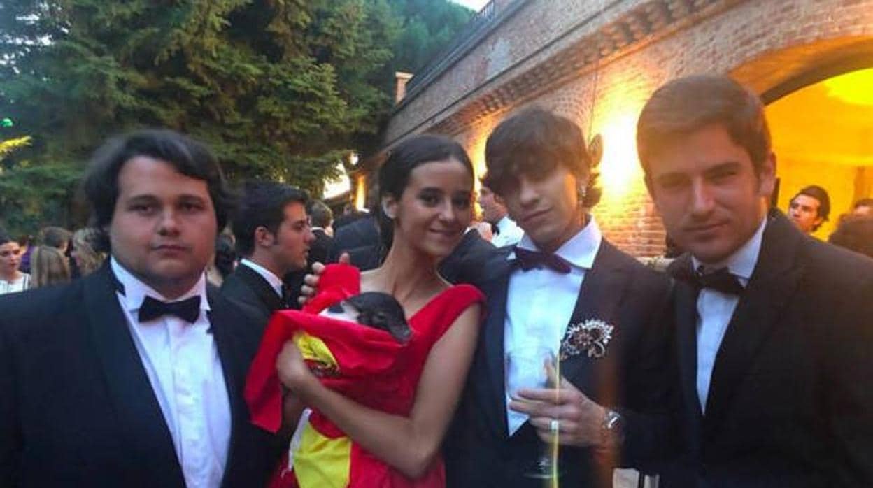 Victoria Federica junto a unos amigos y sosteniendo un cerdo vietnamita, uno de los regalos más llamativos de la fiesta