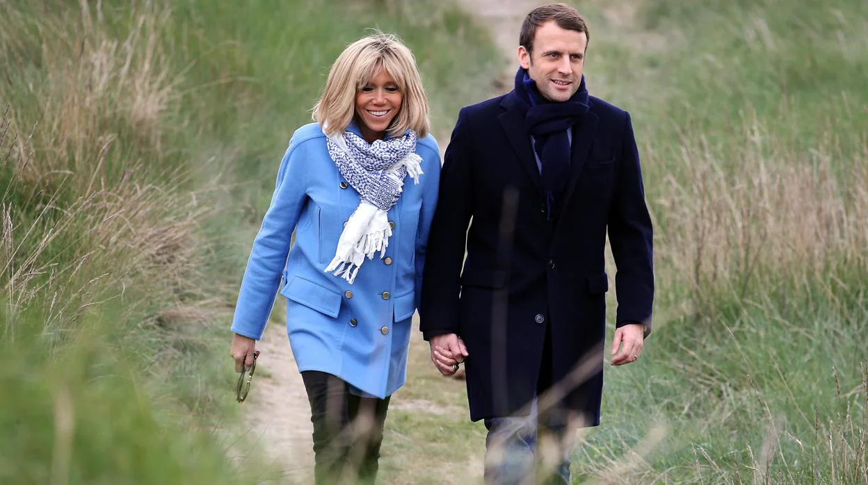 Emmanuel Macron junto a su mujer Brigitte