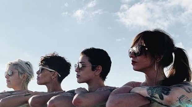 La foto de cuatro «influencers» enseñando los pechos que burla la censura de Instagram