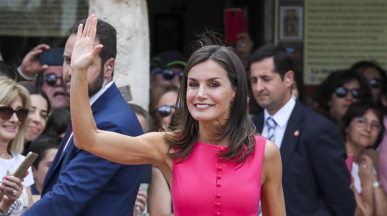 La Reina Letizia salundado a los vecinos de Almagro