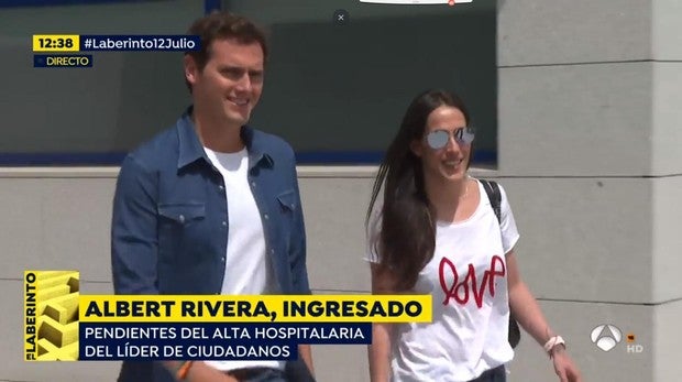 Albert Rivera abandona el hospital acompañado de Malú