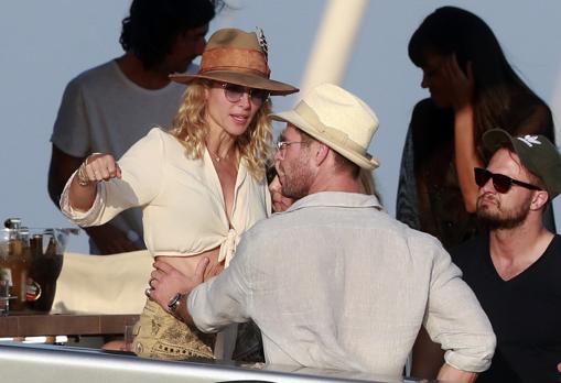 Elsa Pataky y Chris Hemsworth a bordo de un yate en Ibiza